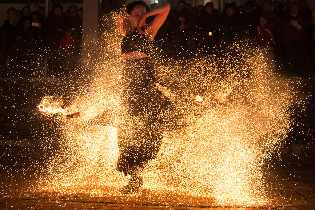 danseuse-étincelles-flamme-spectaculaire-spectacle-évènement-suisse